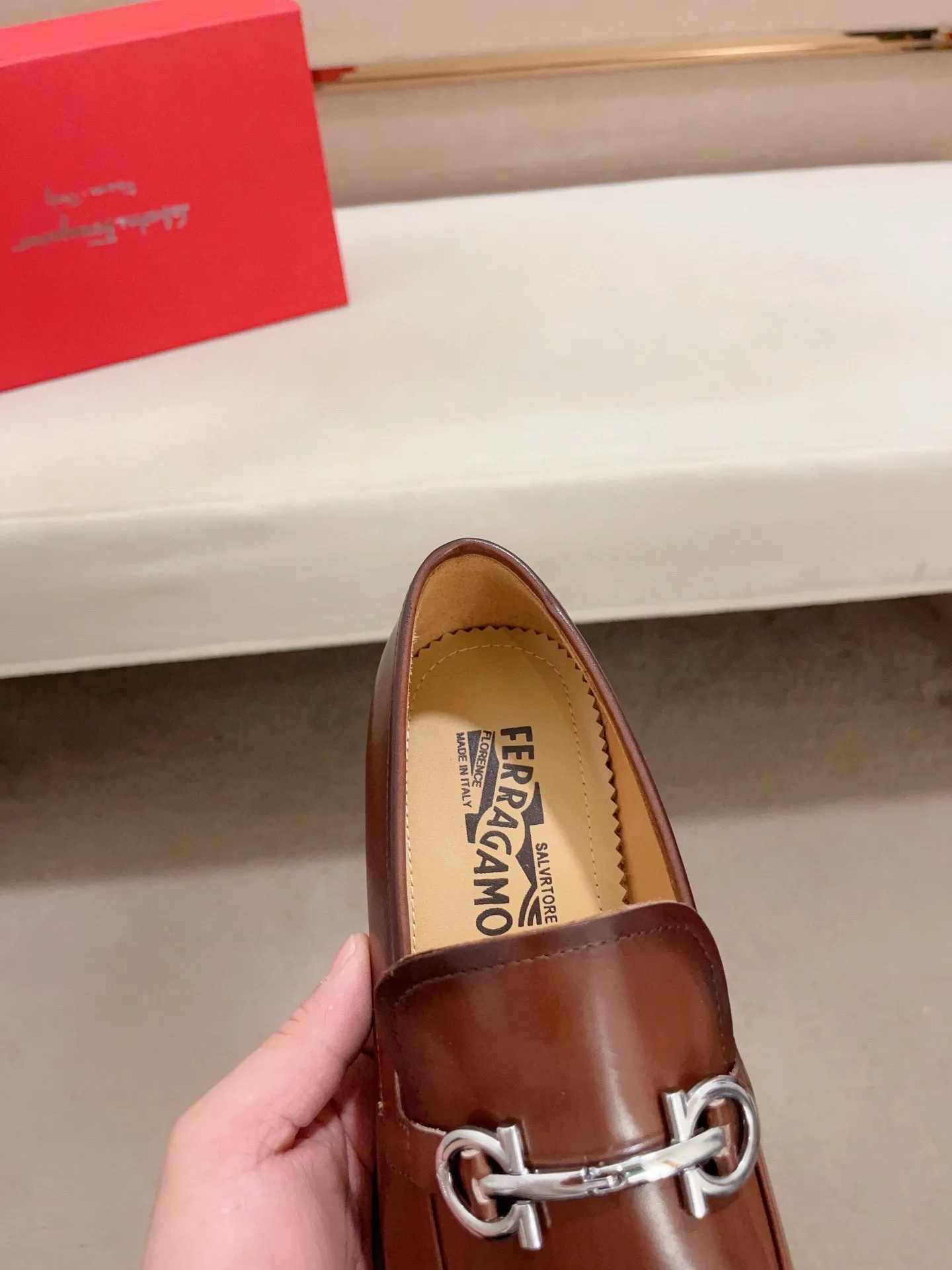 Men's shoes💰: 540💰 High version Ferragamo quality! 🆕🆕Exclusive hot-selling products in stock🔥🔥New products on the shelves, high-quality shoes, high-end driving shoes, with complete packaging! 💪 💪 Material: imported patented cowhide 🐂 + imported high-quality water-dyed cowhide lining + wear-resistant outsole 👍🏻👍🏻 Features: high-end and comfortable, purely handmade 🚀 🚀 Create the perfect shoes that suit you best 🔥 🔥 Size: (38-44) Can be customized 45 non-returnable!